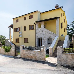 Dadic With Parking & Playground Apartman Medulin